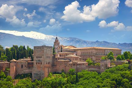 Vistas de la Alhambra con Sierra Nevada al fondo
