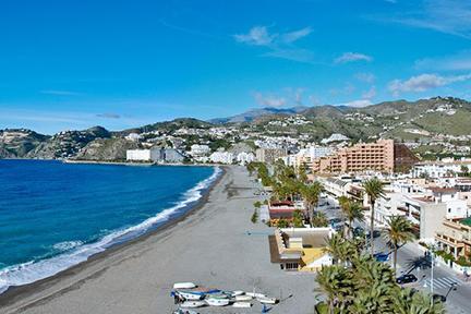 Almuñecar, una de las playas más tropicales de la península
