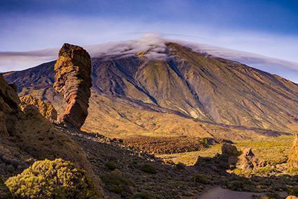Vistas del Teide con nubes en su cima