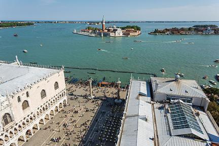 Plaza de San Marcos y los canales desde lo alto del Campanile