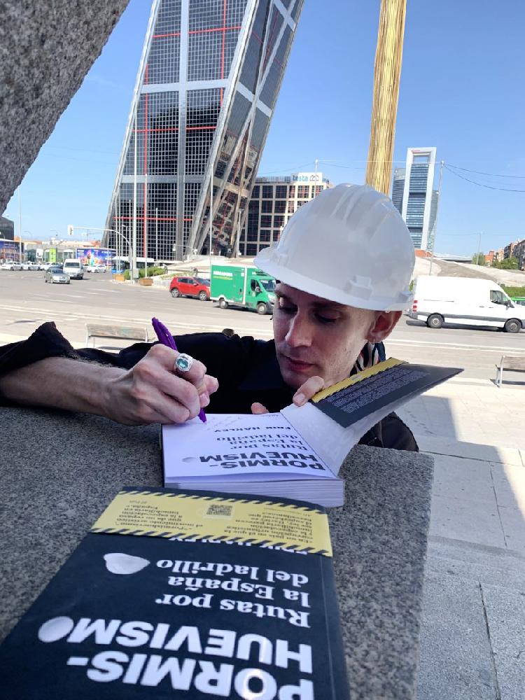 Erik Harley y su libro Pormishuevismo de Anaya Touring