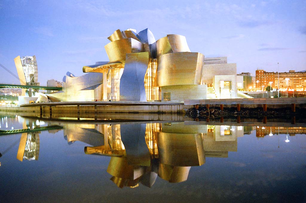 Museo Guggenheim en la ciudad de Bilbao