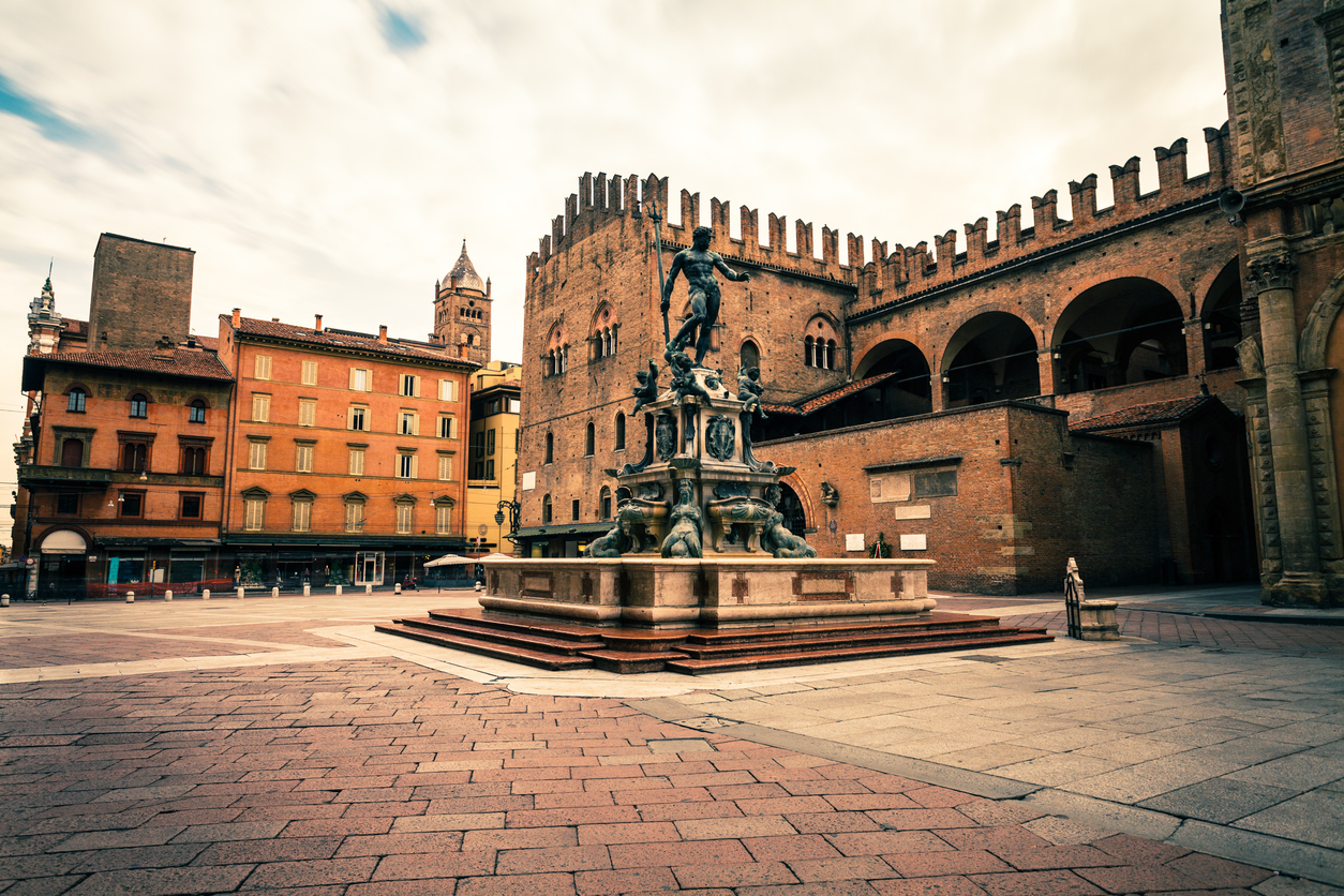 Piazza Nettuno de Bolonia, Italia (© iStock)