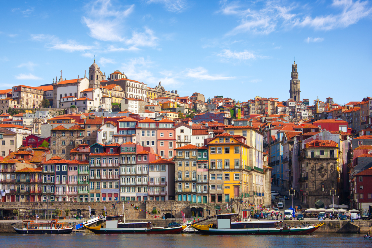 Panorámica de la zona histórica de Oporto, Portugal (© iStock)