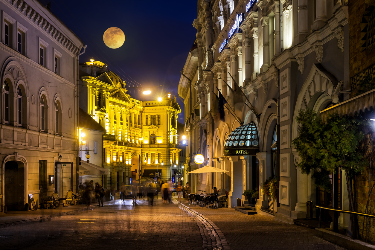 Casco antiguo de Vilna por la noche, Lituania (© iStock)
