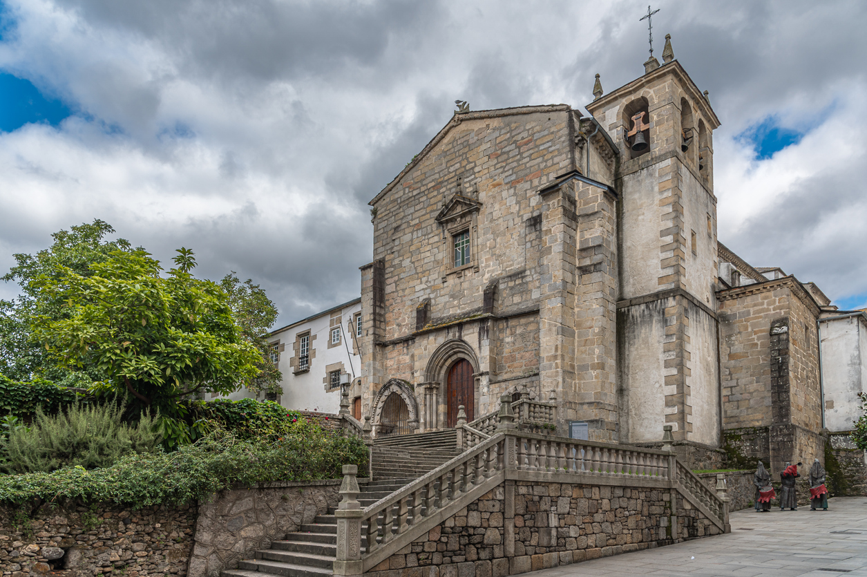 Cofrades junto a la iglesia de San Francisco en Viveiro, Galicia