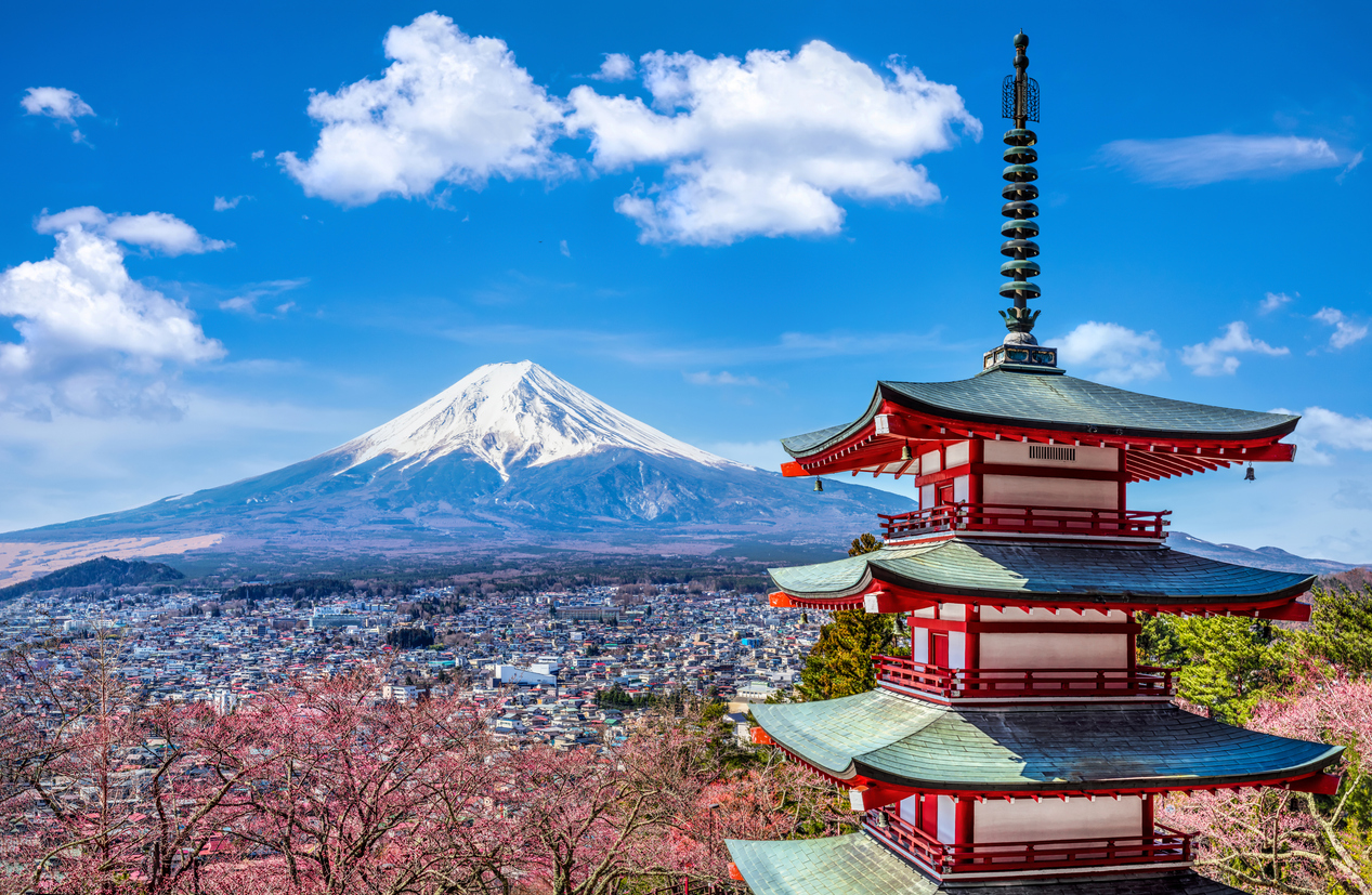 Págoda Chureito Fujiyoshida con el monte Fuji al fondo, Japón