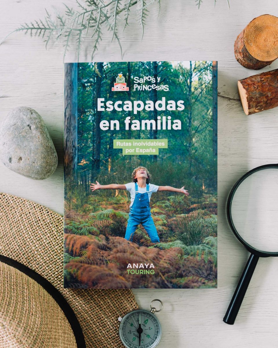 Cubierta del libro "Escapadas en familia" de Anaya Touring