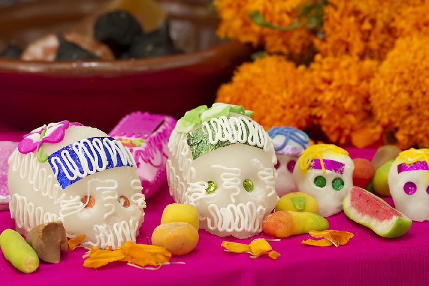 Calaveras de azucar típicas del Día de los Muertos en México